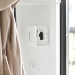 SN - SKŘÍŇKA NA KLÍČE Bílá matná / stříbrný matný emblém (3/6)