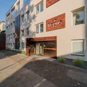 Pohled na hlavní fasádu objektu Platan Office s cortenovými logy Platan a Regus a s vertikálními cortenovými panely