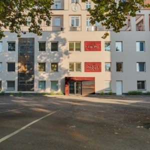 Pohled na hlavní fasádu objektu Platan Office s cortenovými logy Platan a Regus a s vertikálními cortenovými panely