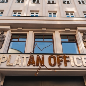 Pohled na hlavní fasádu objektu Platan Office s cortenovými logy Platan a Regus a s vertikálními cortenovými panely