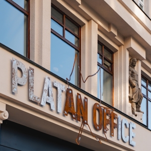 Pohled na hlavní fasádu objektu Platan Office s cortenovými logy Platan a Regus a s vertikálními cortenovými panely