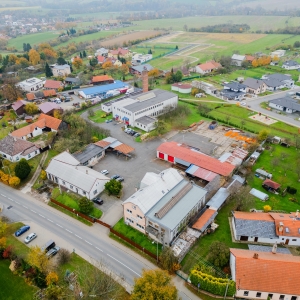 Výrobní prostory zasazené do klidného prostředí města Kelč.
