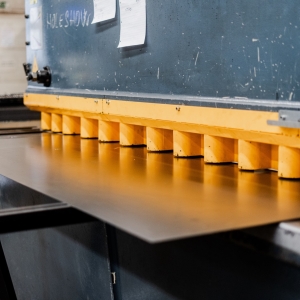 Detail na technologii lisování kovových dílů.